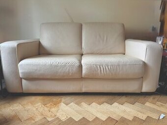 Kožená 2sedačka v bežovej farbe.