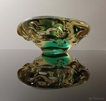 Krásny popolnik z hutného skla zaujímavé farebné prevedenie