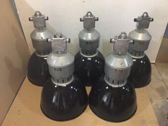 Staré priemyselné lampy , staré plechové lampy