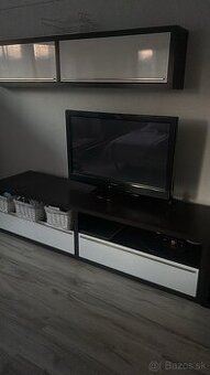 Celá obývacia stena a stôl spolu s TV za 350€