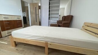 Ponúkam do prenájmu 1 izbový byt v centre mesta Levice.