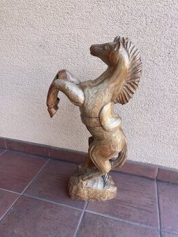 Veľká drevená socha koňa