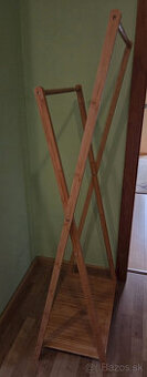 Bambusový stojan na oblečenie