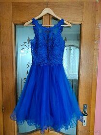 Krátke kráľovsky modré šaty