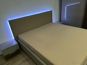 Manželská posteľ s nočnými stolíkmi