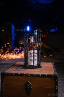 Kovová klietka na flašu alkoholu