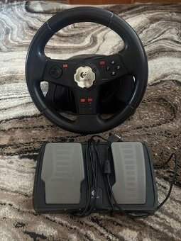 Volant s pedalmi