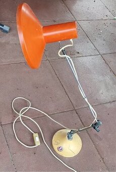 Ponúkam starú lampu oranžovej farby.