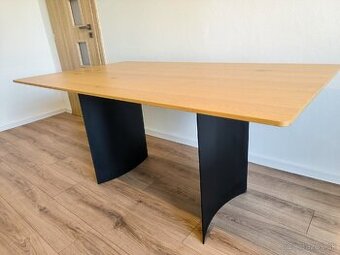 Masívny jedálenský stôl