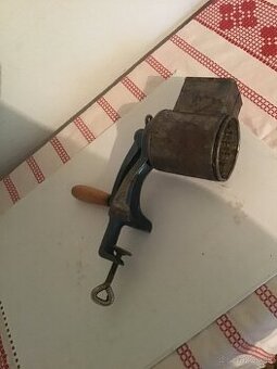 STARý LIATINOVý MLYNčEK NA ORECHY