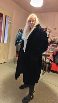 Predám kožuch, KARA