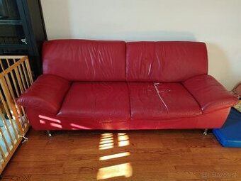 Kožená sedačka a taburetkou za odvoz