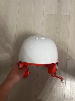 Oranžovobiela lyžiarska prilba