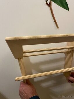 Drevené poličky na časopisy