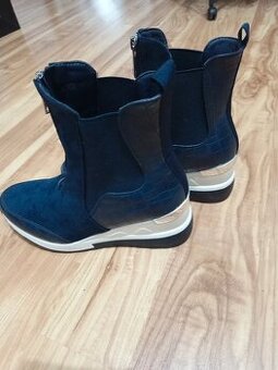 Tmavomodré vysoké tenisky