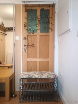 Kovový vešiak s kovovým botníkom