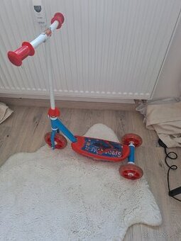 Kolobežka s tromi kolesami