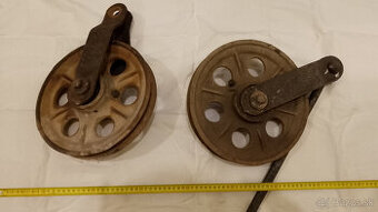 Dve veľké staré - historické industriálne/priemyselné kladky