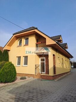 Priestranný rodinný dom s trojgarážou a bazénom k okamž