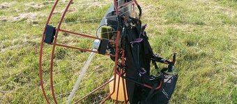 Motorový paragliding.