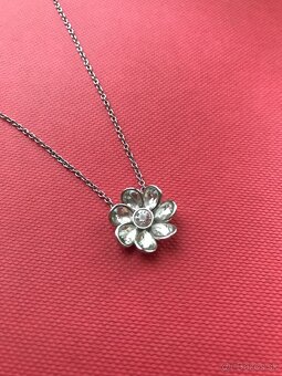 Predám náhrdelník s kvetinkou Swarovski – nastaviteľná dĺžka