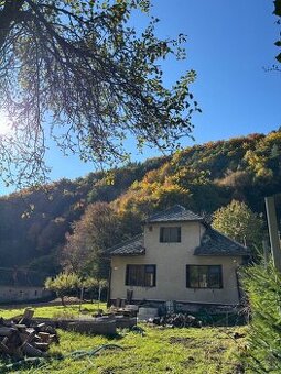 Na PREDAJ rodinný dom v obci Ihráč s krásnym pozemkom