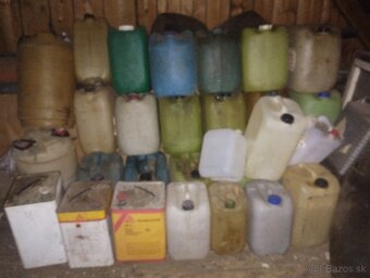 plastové kanistre