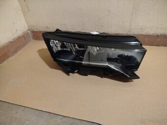 PREDNÉ SVETLO PRAVÉ ŠKODA OCTAVIA IV 4