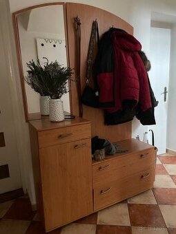 Vešiaková stena, zrkadlo, komoda