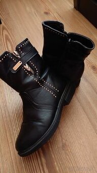 Čižmy so zlatými aplikáciami