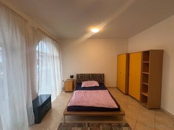 Prenajmeme izbu vo Vrakuni na Mostnej ul. v dome