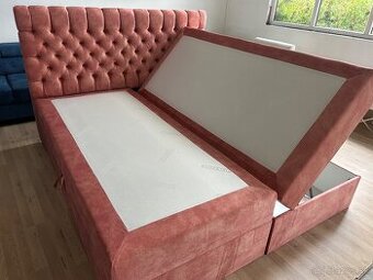 Čaludnená posteľ 180x200 s matracom a nožičkami