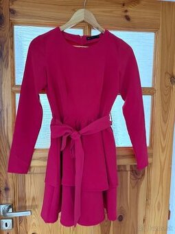 Cyklamenové šaty