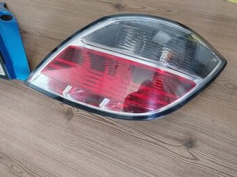 Opel Astra H zadné svetlá