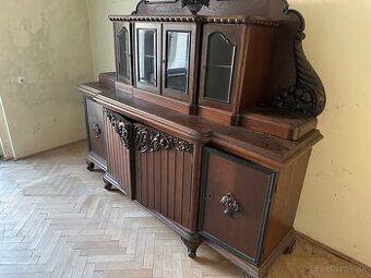 Starožitný príborník krok okolo 1920.
