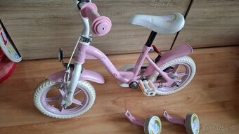 Detský bicykel s pomocnými kolieskami
