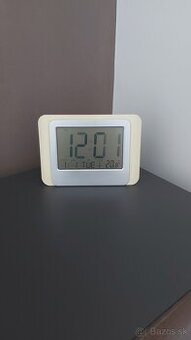 Digitálne stolové hodiny aj na zavesenie