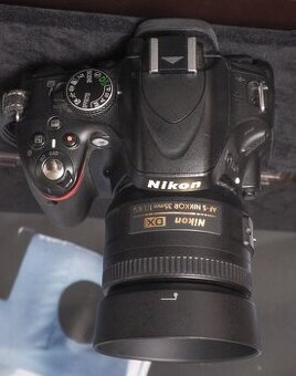 Nikon D5100 s príslušenstvom.