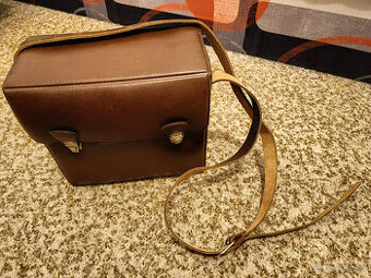 Niečo sovietske - asi staré blesky aj s brašňou