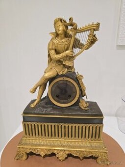 Krasne starožitný hodiny zlatene