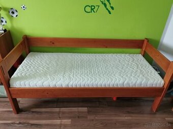 detská masívna posteľ +matrac