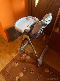 Detská stolička ma kŕmenie