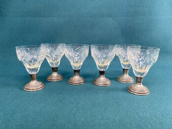 Krištálové štamperlíky na striebornej stopke