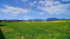 Krásny slnečný pozemok v TOP lokalite pri Lipt. Mare