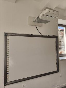 Interaktívna tabuľa s dataprojektorom, držiakom a kabelážou