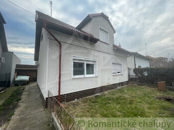 Štvorizbový rodinný dom na 5árovom pozemku v Nových Zámkoc