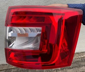 Predám ZADNÉ SVETLO PRAVE NA SKODA OCTAVIA III KOMBI