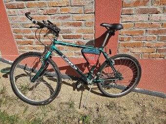 Starší horský bicykel na presun mestom alebo dedinou.