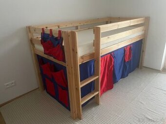 Detská masívna posteľ