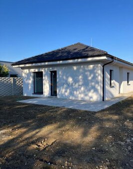 Moderný 4-izbový dom s terasou v pokojnej časti Cífera